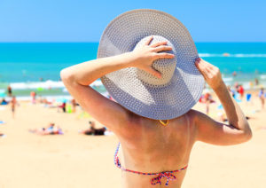 Fotoprotezione: i cappelli non sempre sono sufficienti a proteggere il cuoi capelluto e i capelli