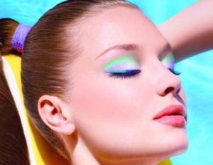 Trucco estivo: si ad una pelle ambrata e luminosa e colori fluo, stile Anni '80, su occhi e labbra.